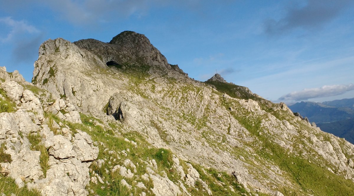 Koba haundi Udalaitz tontorraren azpian