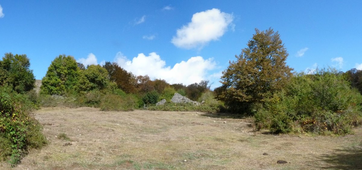 Borda baten hondakinak mendiaren hegoaldean