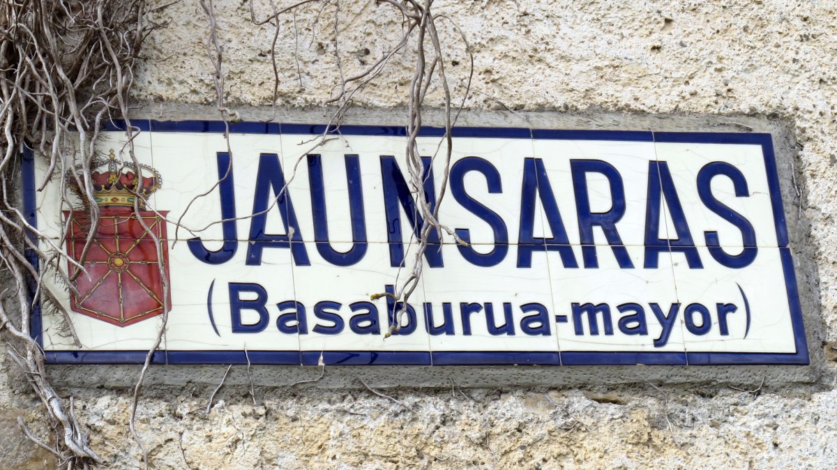 Jauntsarats-Basaburua, herrira sarrerako kartela