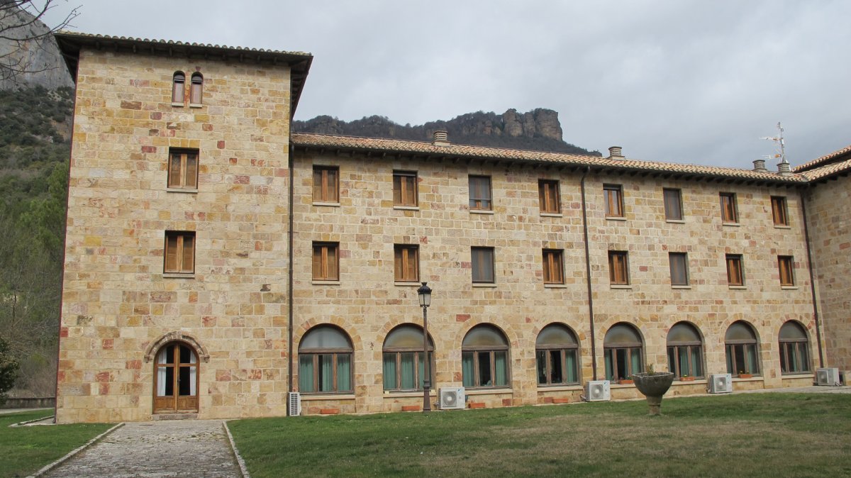 Leire monastegia, Esa