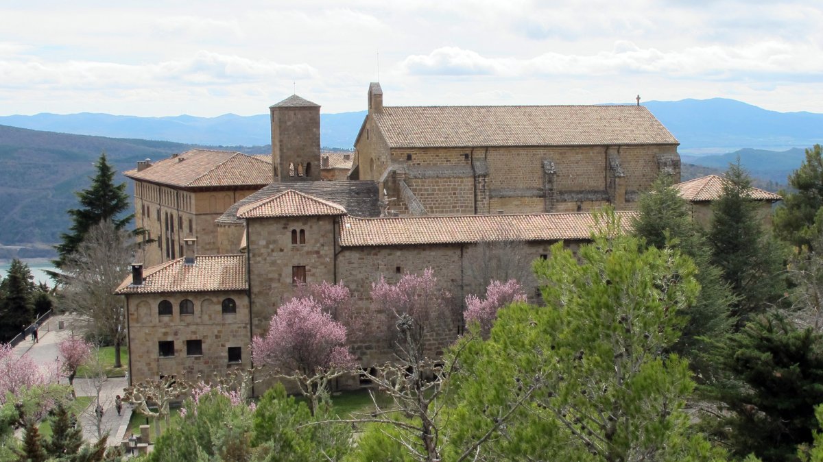 Leire monastegia, Esa