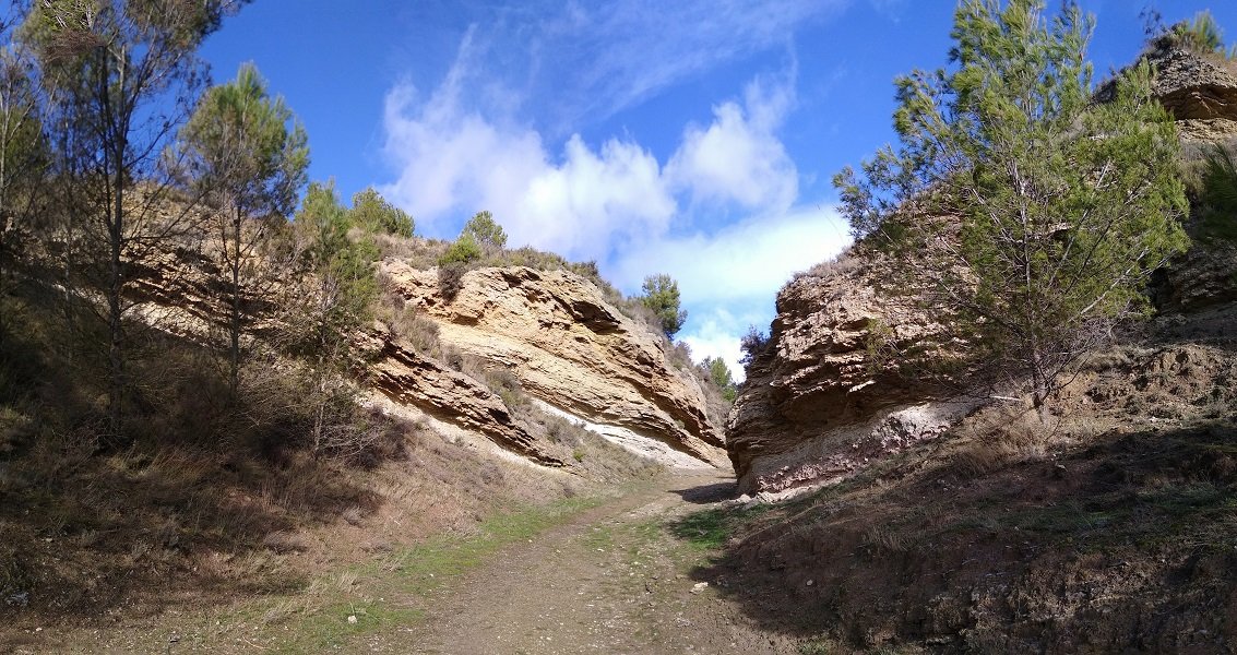 Mendikatea zeharkatzen duten harrateetako bat