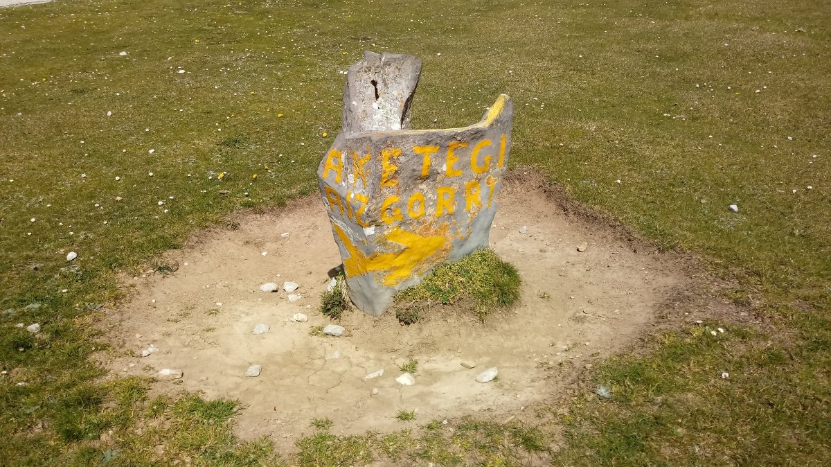 Aketegi-Aizkorri seinalea Arbelar aldean