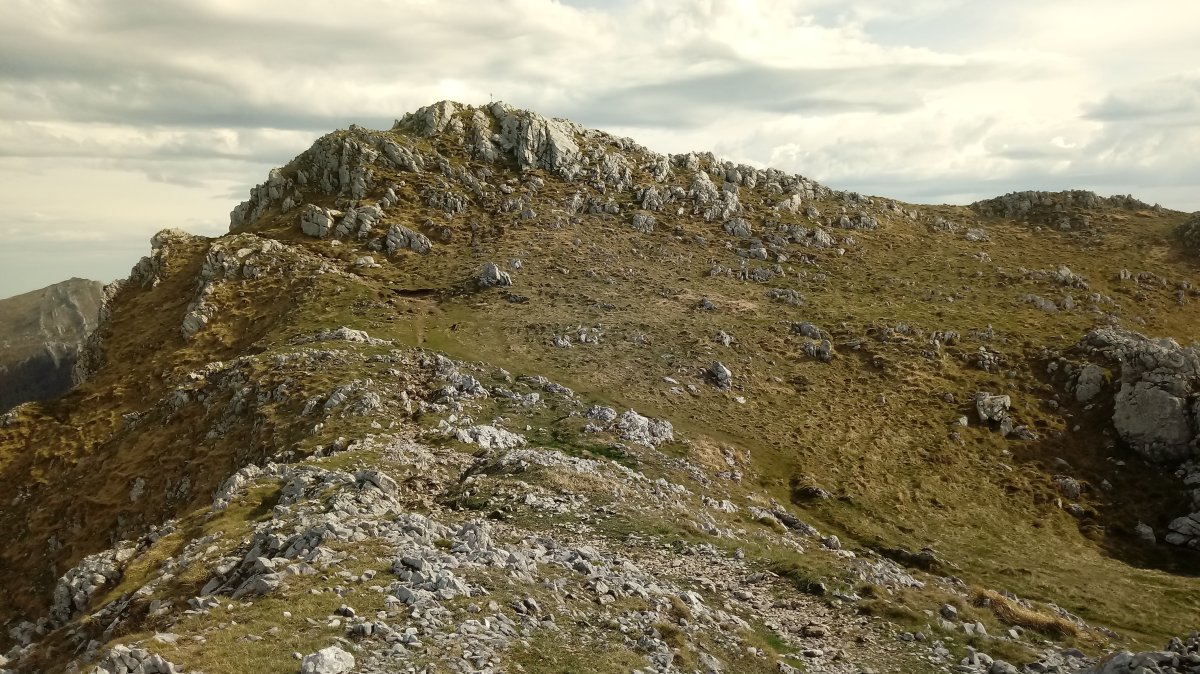Aiztontor Altuna (1454m) mendia