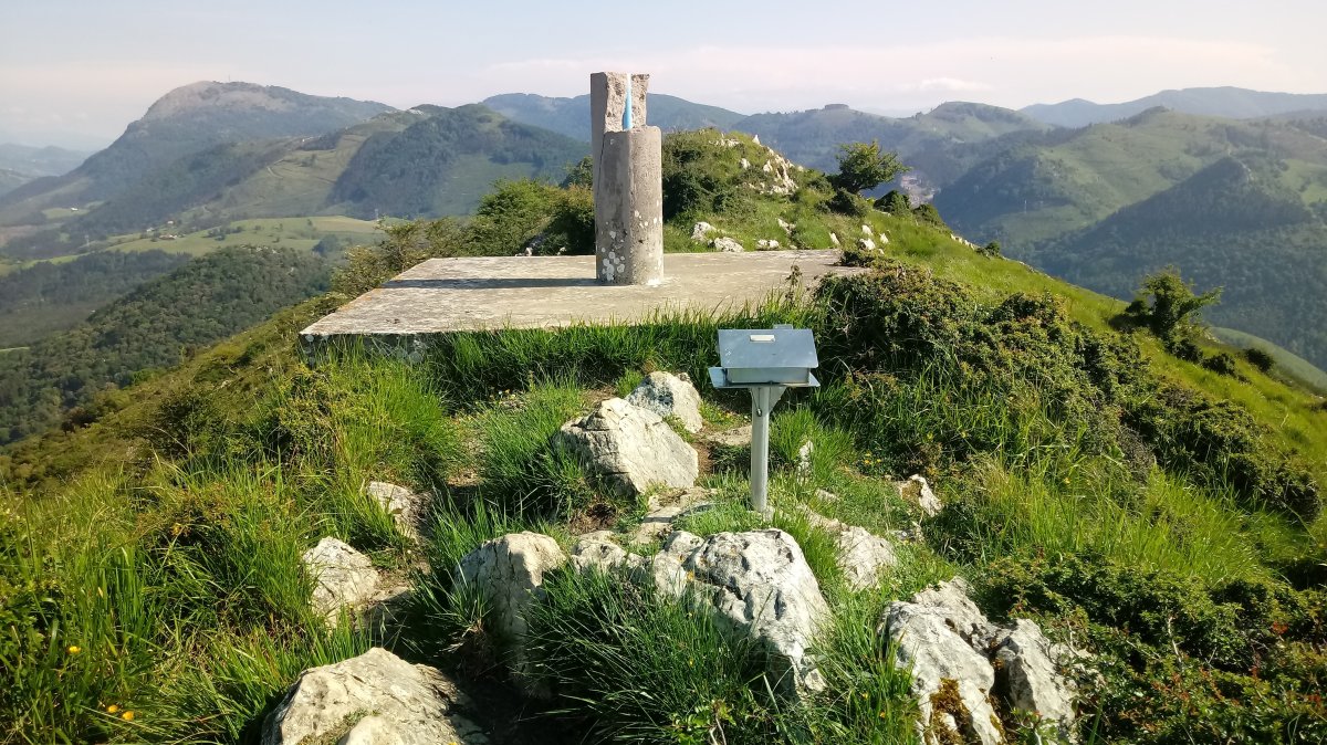 Andutz (612m) erpin geodesikoaren tontorra