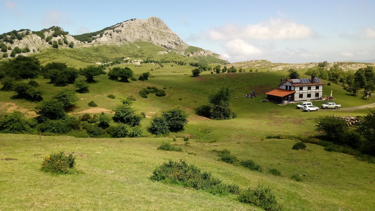 Lekanda (1306m) Arrabako zelaiko aterpetik