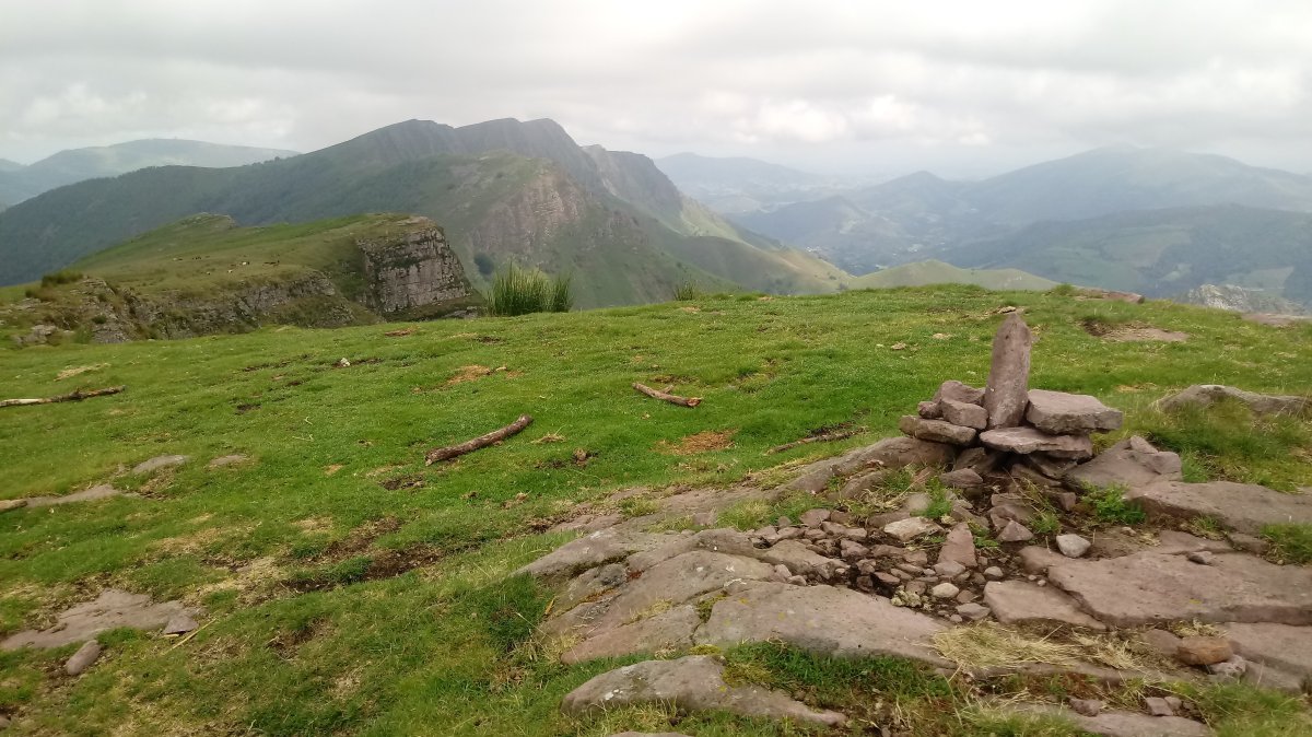 Astate (1022m) tontorra eta Iparla alderako ikuspegia