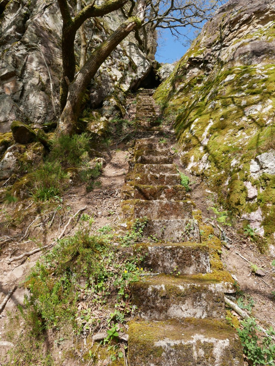 Ameraungo kanalak mendia zeharkatzen du, oinezko bideak gandorrera jotzen du.