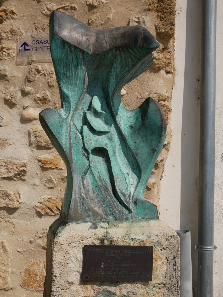 Iditu eskultura Arquillos de Arriba kalean, Antoñana