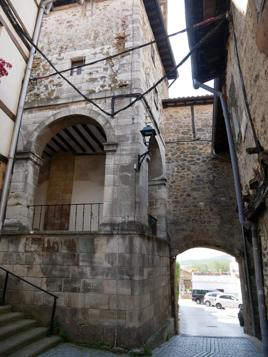 Kale Nagusiaren sarrera elizaren kanpandorrearen oinean dago