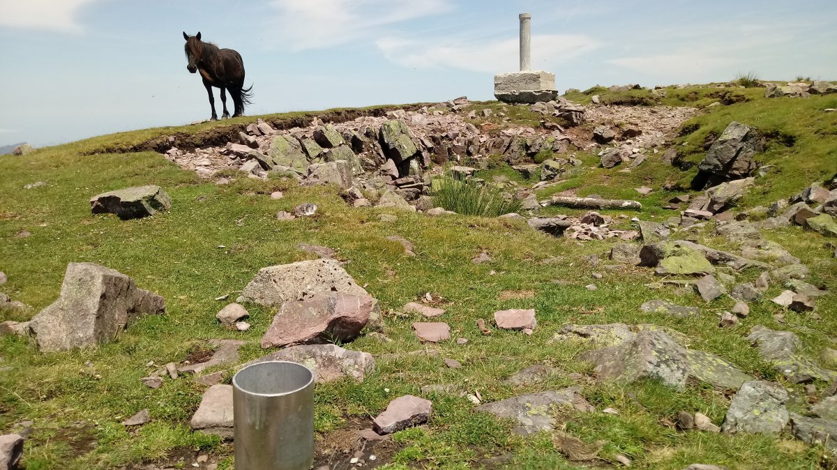 Hautza (1305m) tontorra eta postontzia