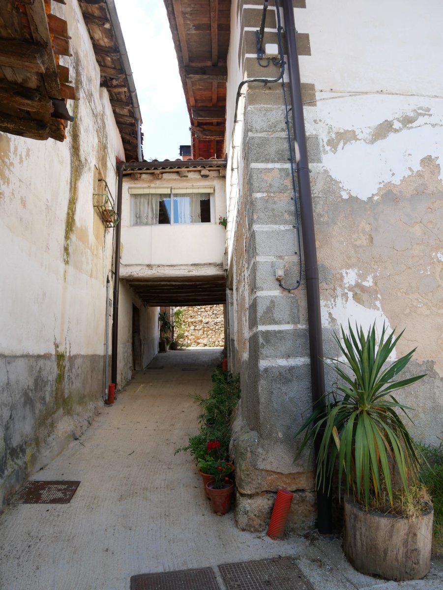 Kalearen gaineko pasabidea Bengara auzoan, Apilaiz