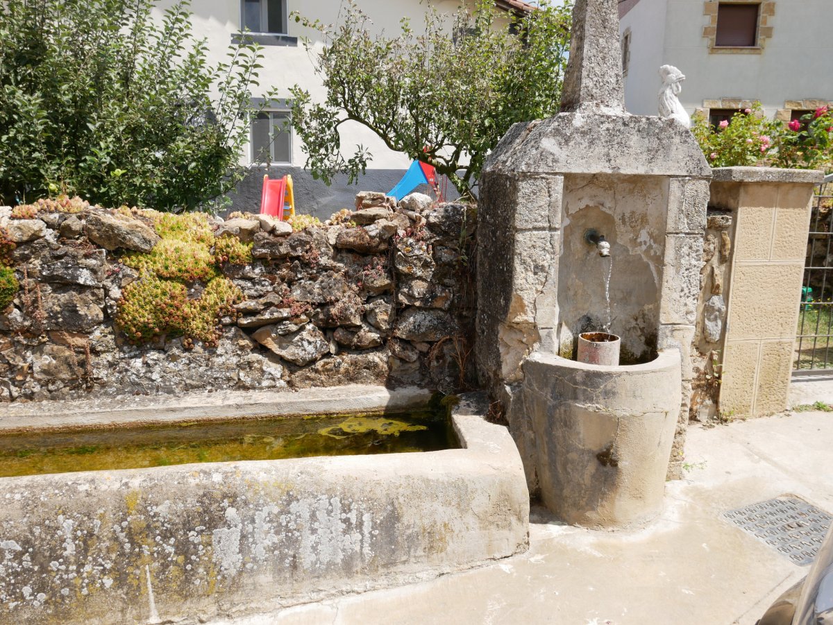 Goikara auzoko iturria, Apilaiz