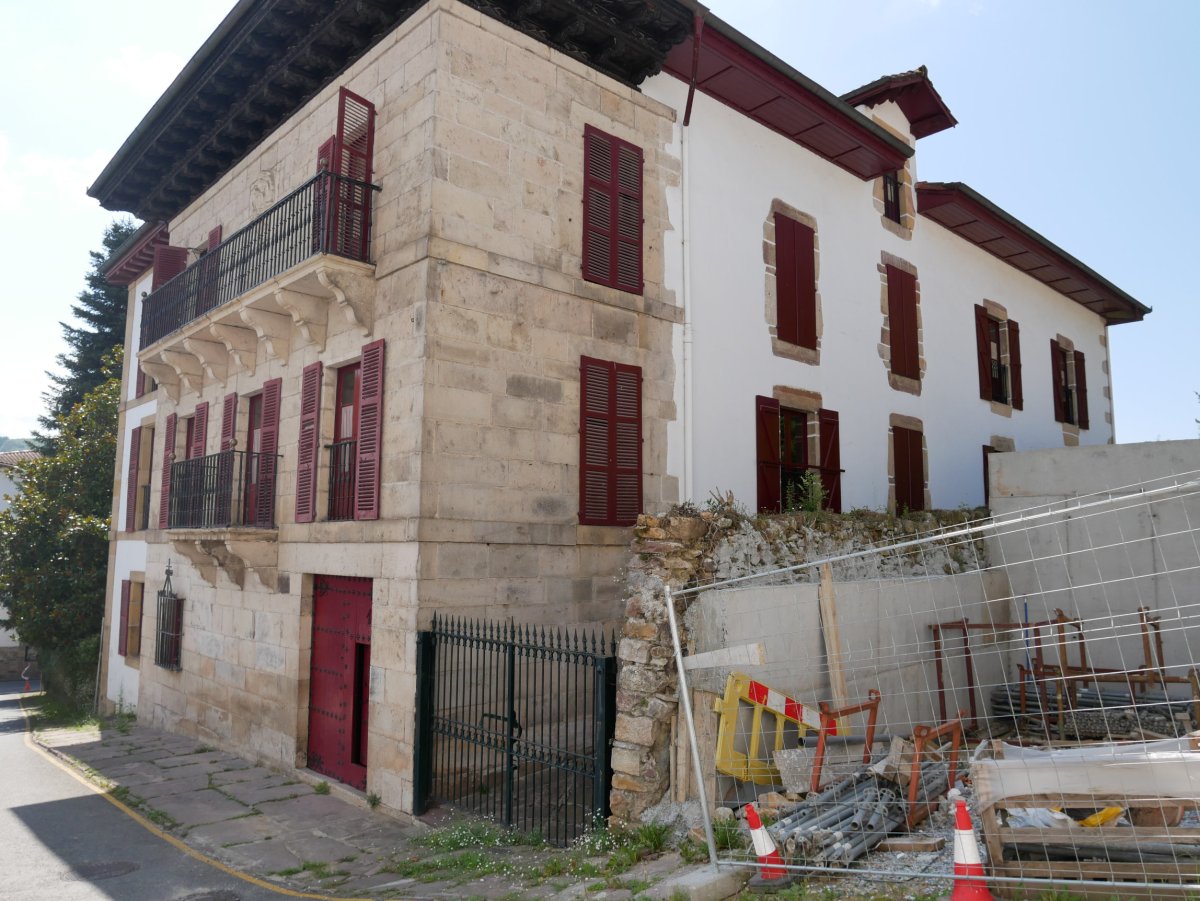 Agirre jauregia, Bera