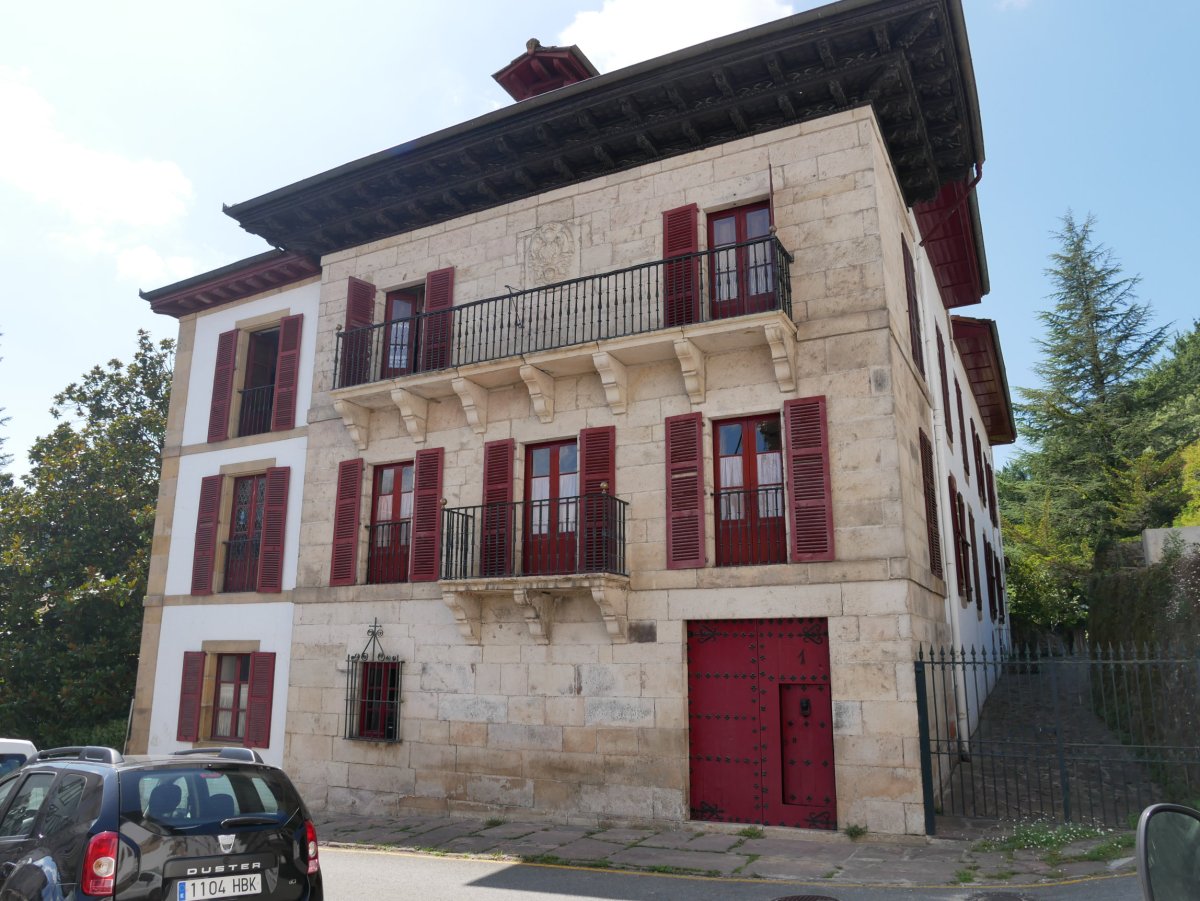 Agirre jauregia, Bera