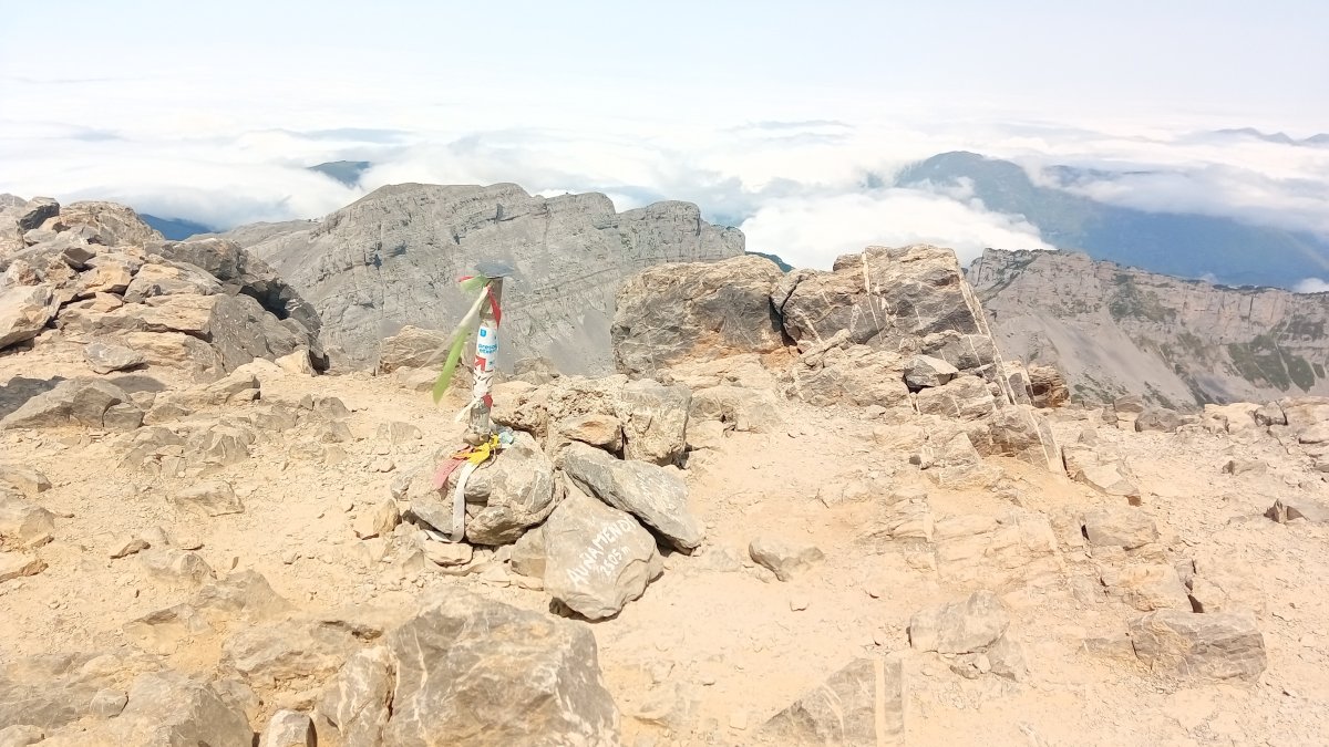 Auñamendi (2504m) tontorra