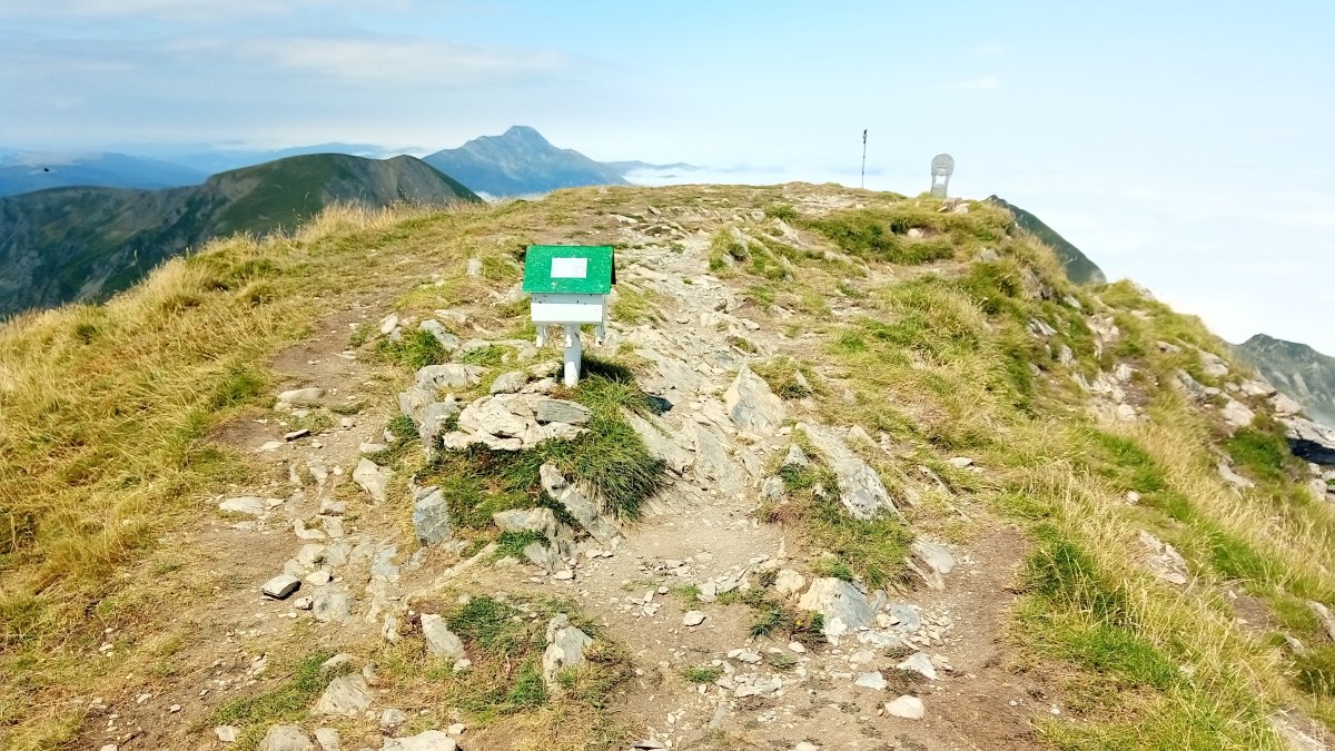 Lakartxela (1982m) tontorra eta postontziak