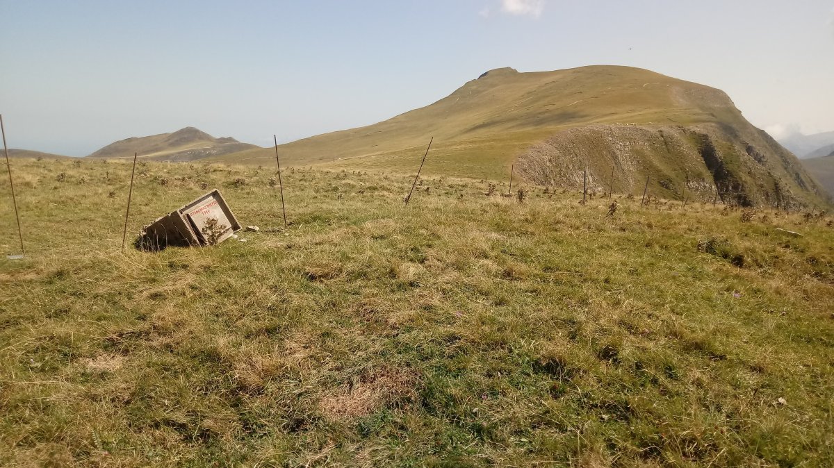 Otsogorritxipia (1794m) tontorra eta atzean Otsogorrigaina (1923m)