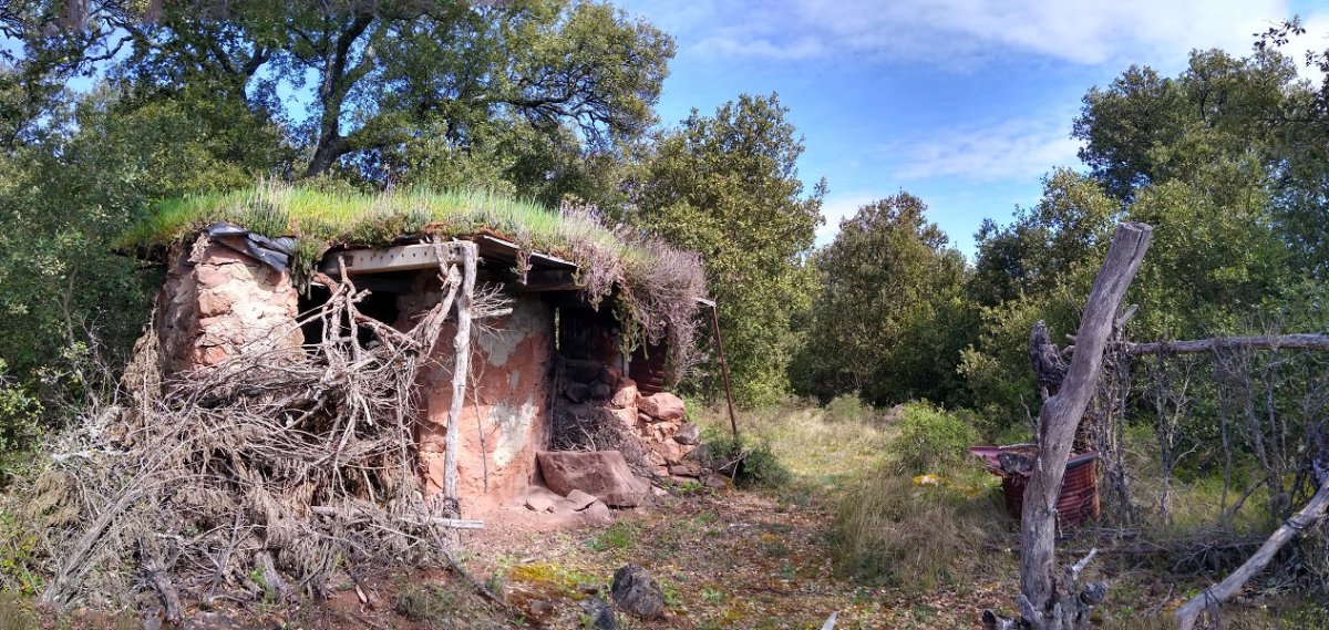 Etxola erdi erorian 764 metroko kotan