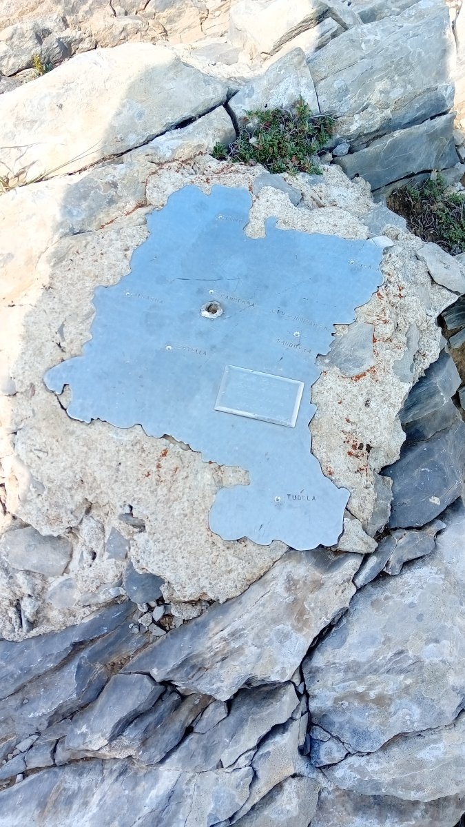 Añelarra (2360m) tontorreko plaka