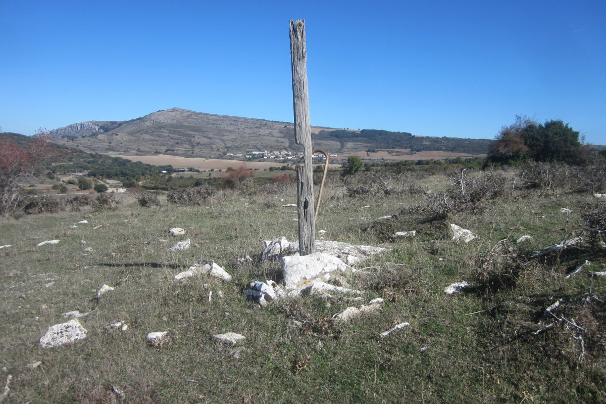 Cista Ornaixabal (Octubre 2021) con poste en medio de la Cista