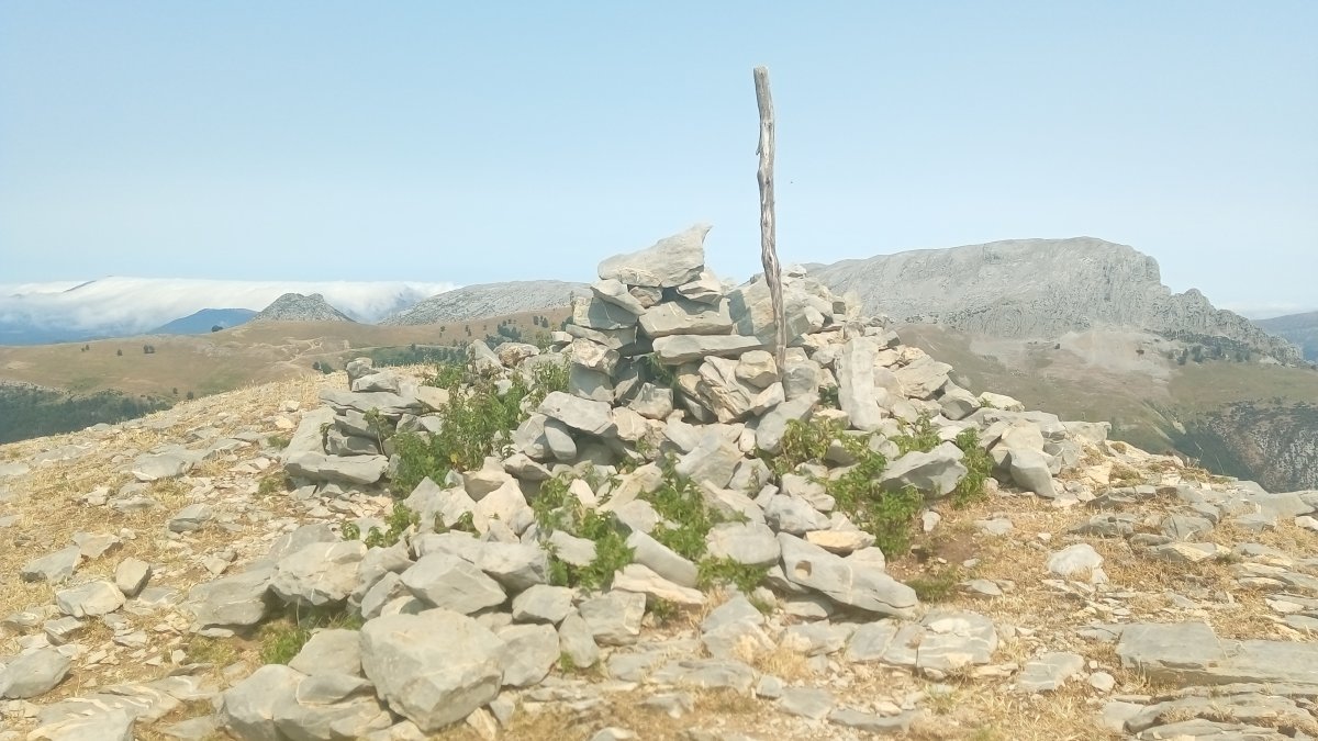 Idoia (1749m) tontorra eta atzean Ezkaurre