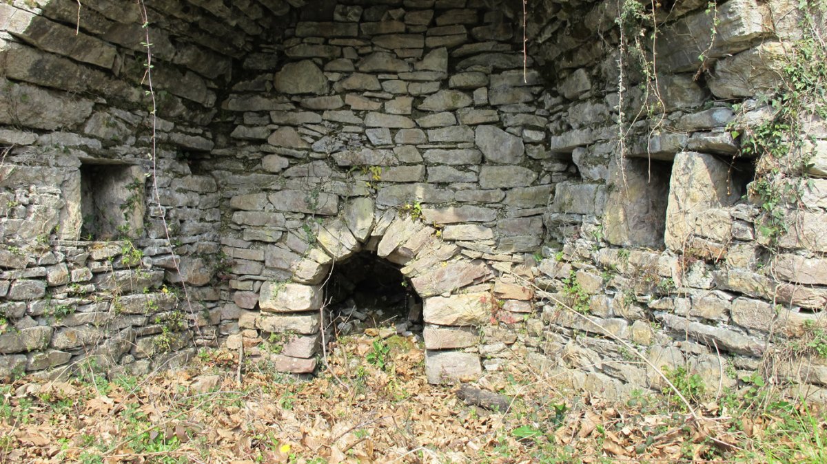 Karobia errepide bazterrean, Zubieta