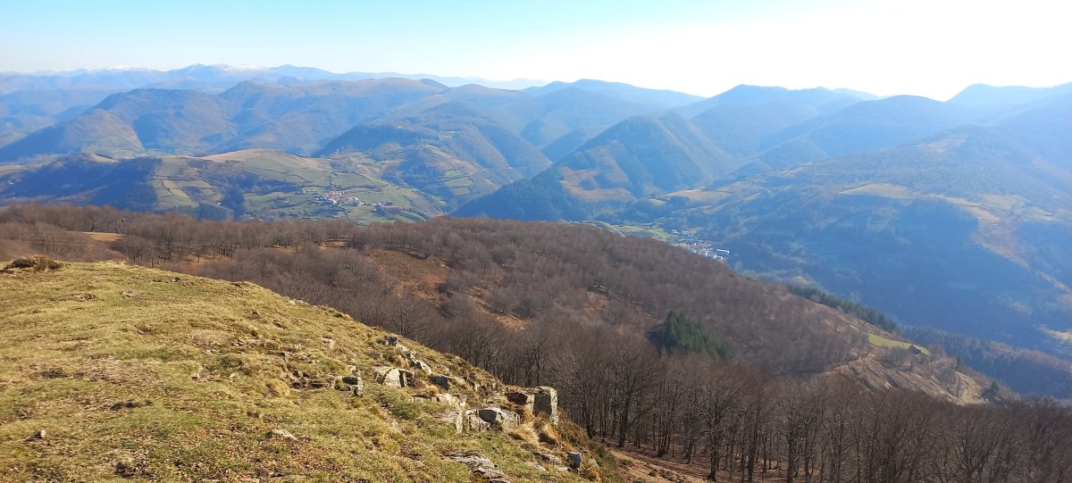 Iruñarri (1051m) tontorreko ikuspegia Malerreka aldera