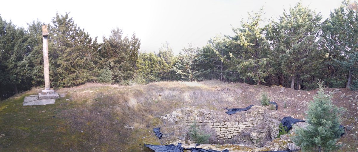 San Roke gaina, gaztelu baten hondakinekin