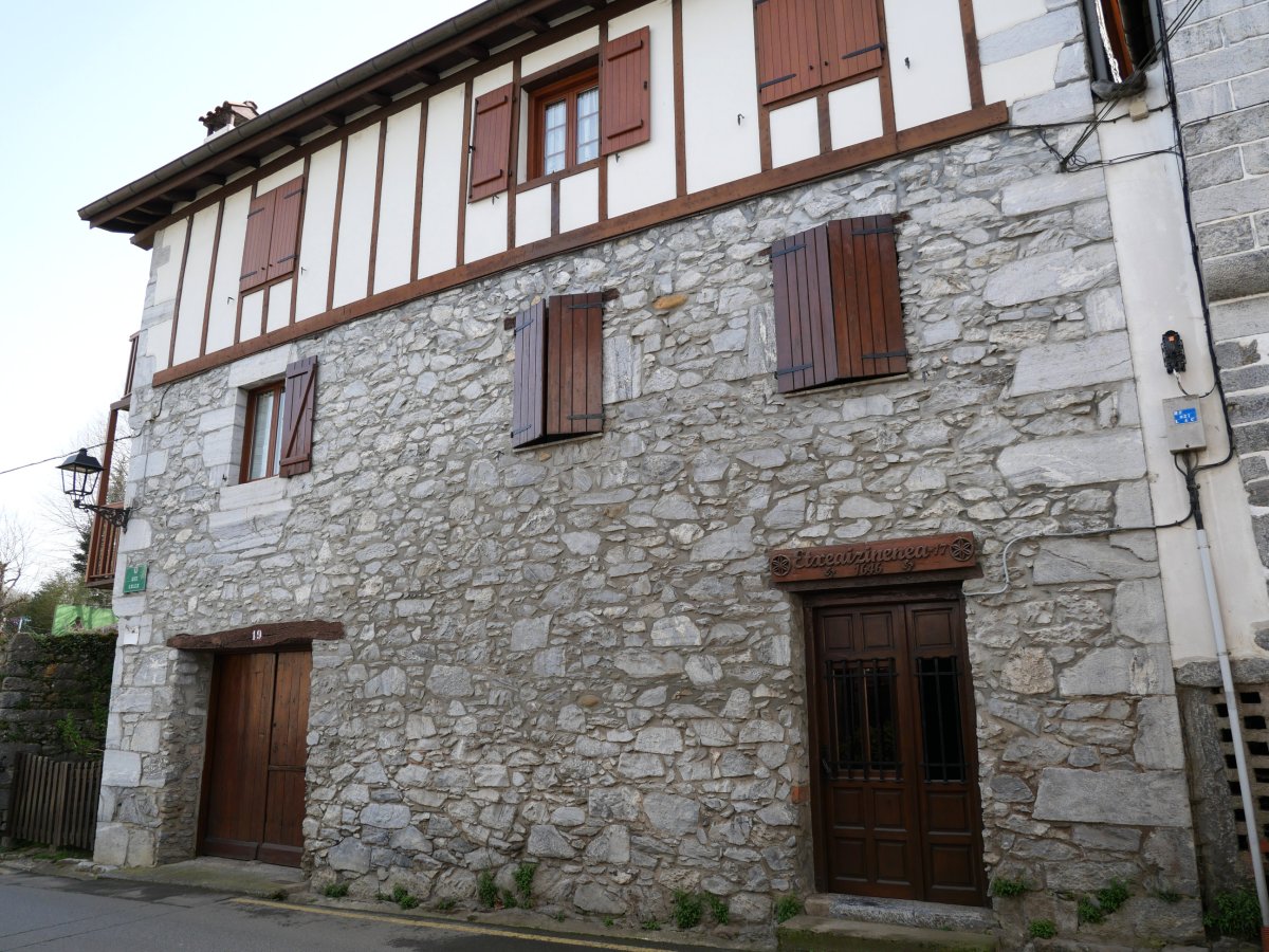 Etxeaizinenea etxea, Lesaka