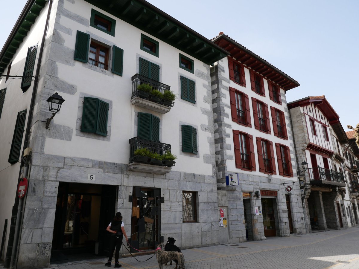 Plaza Zaharreko etxeak, Lesaka