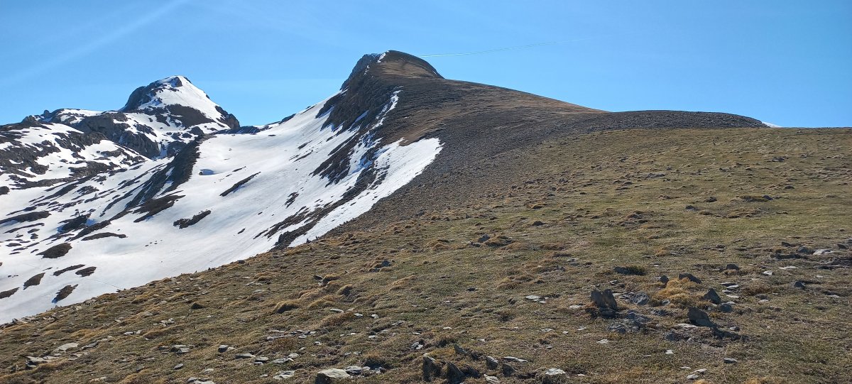 Gamueta (2329m) igoeran, Atxerito ezkerrean