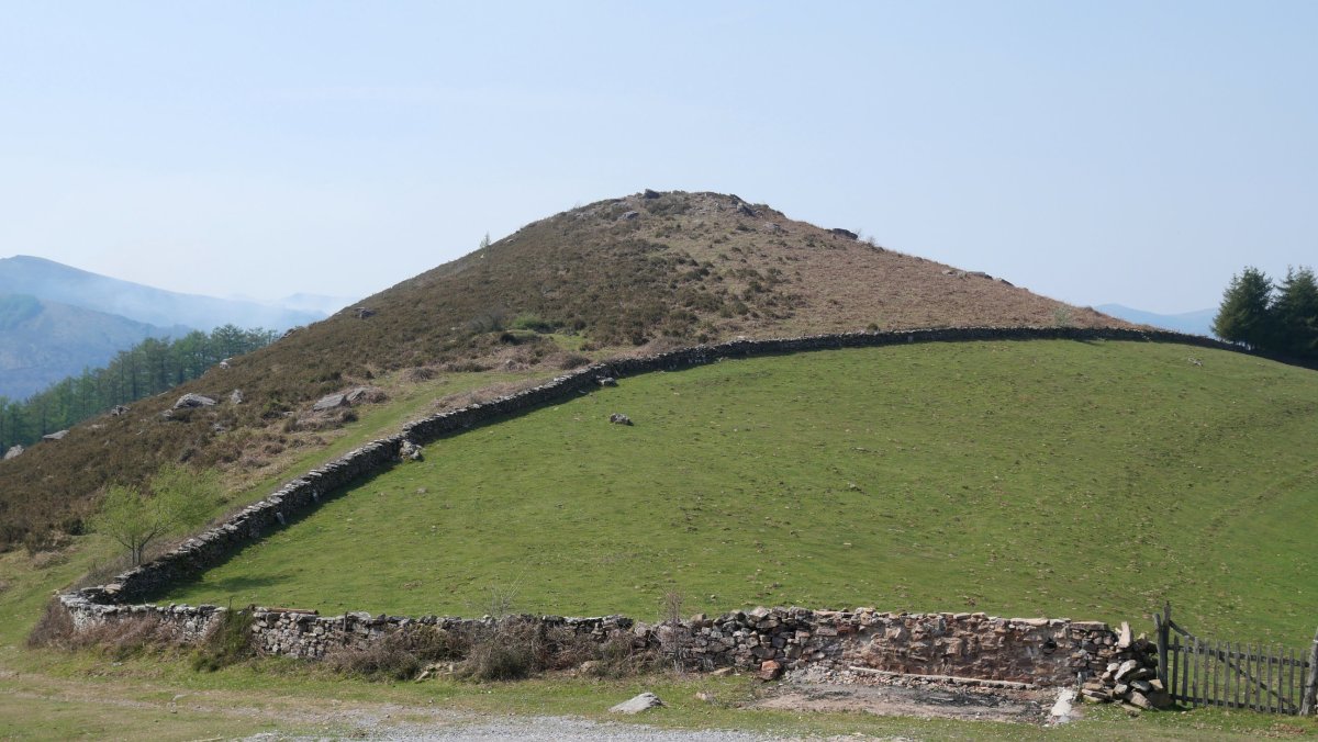 Gaineko harrieta muinoa