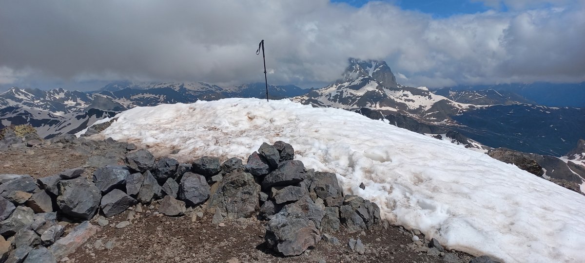 Anayet (2574m) tontorra, atzean Midi