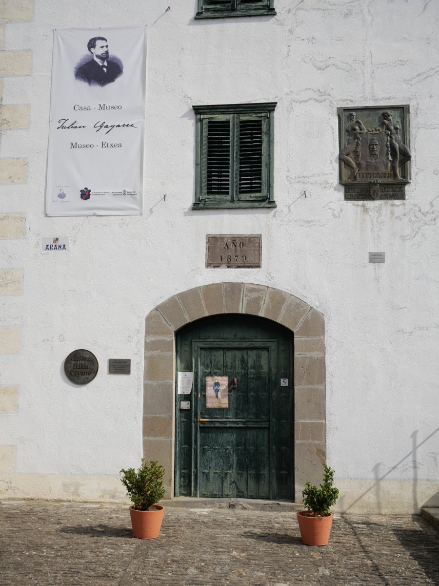 Julian Gayarreren jaiotetxea, Erronkari