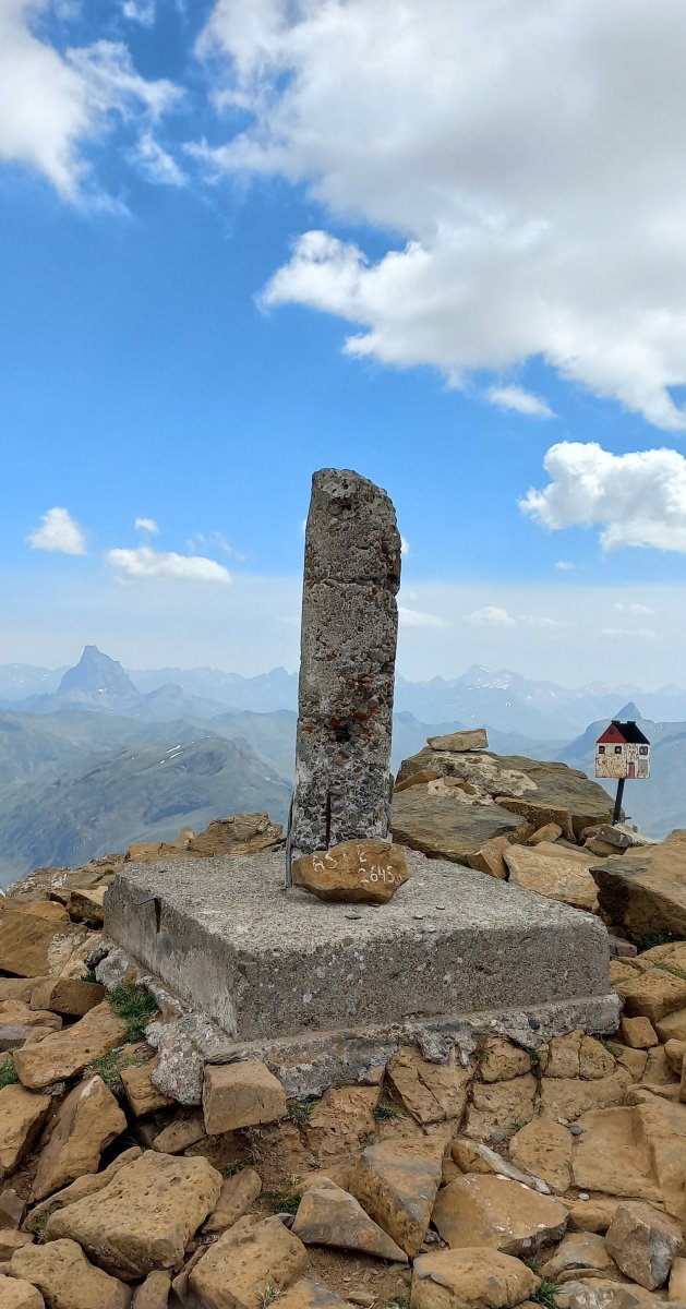 Aspe (2640m) tontorra eta erpin geodesikoa