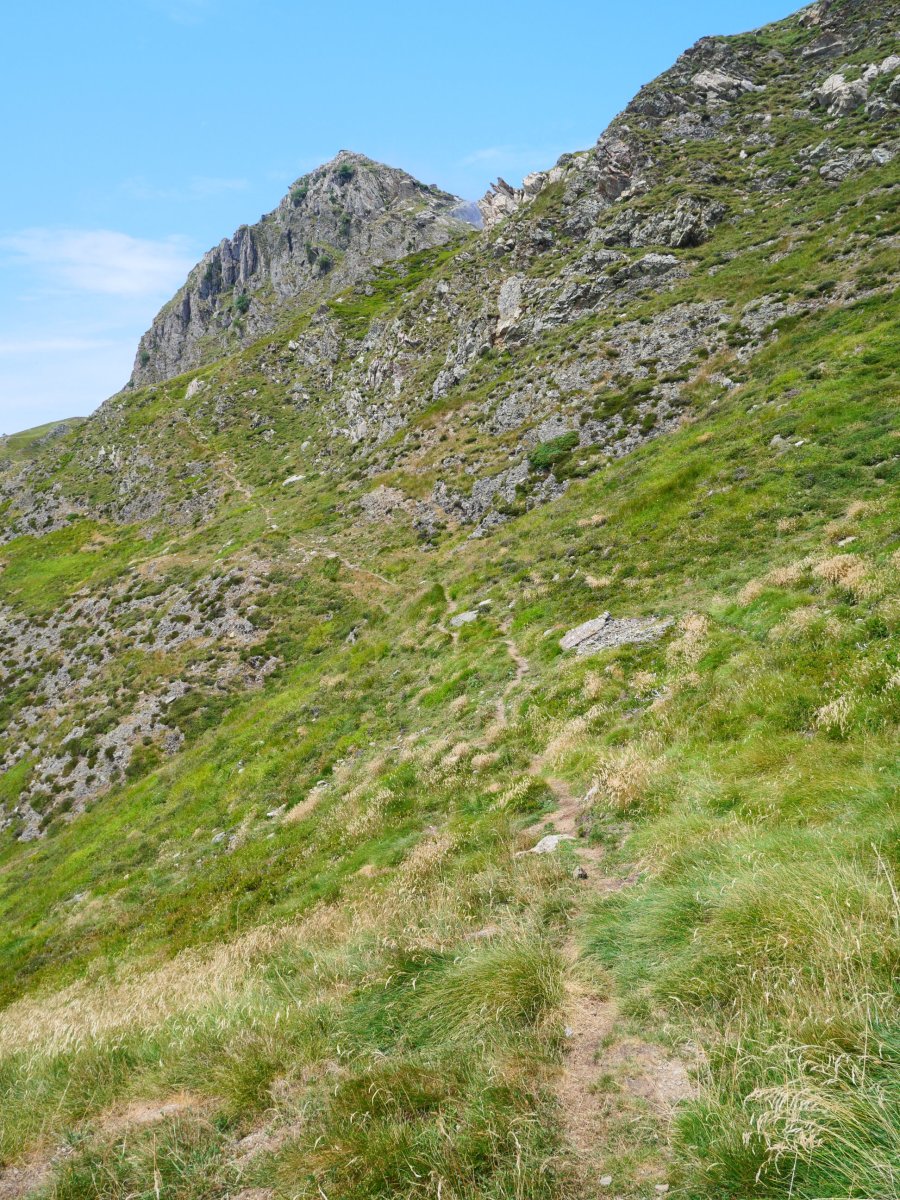 Ekialdeko bizkarreko bidezidor estua, Lakhura