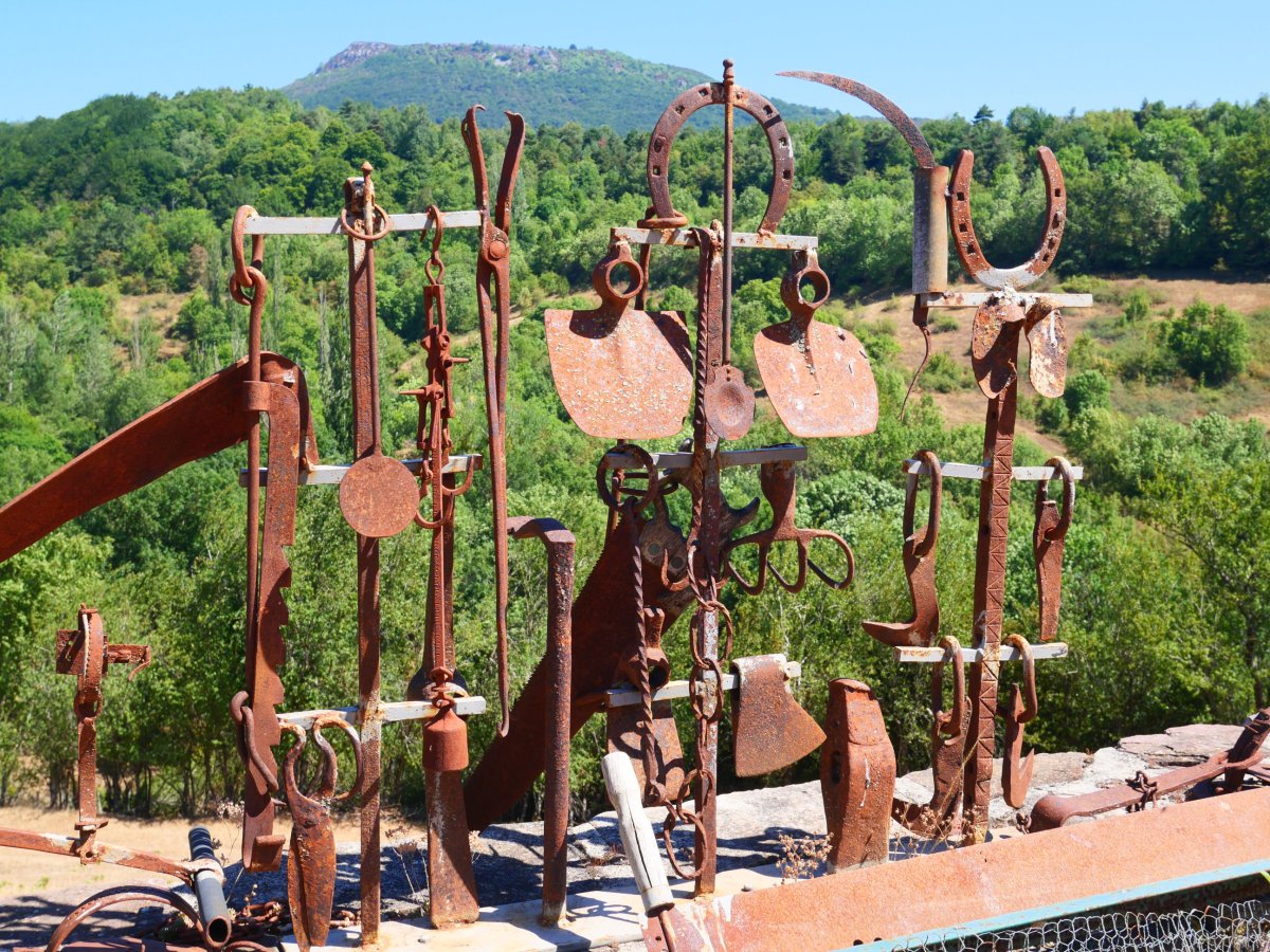 Baserriko tresna zaharrekin egindako collagea