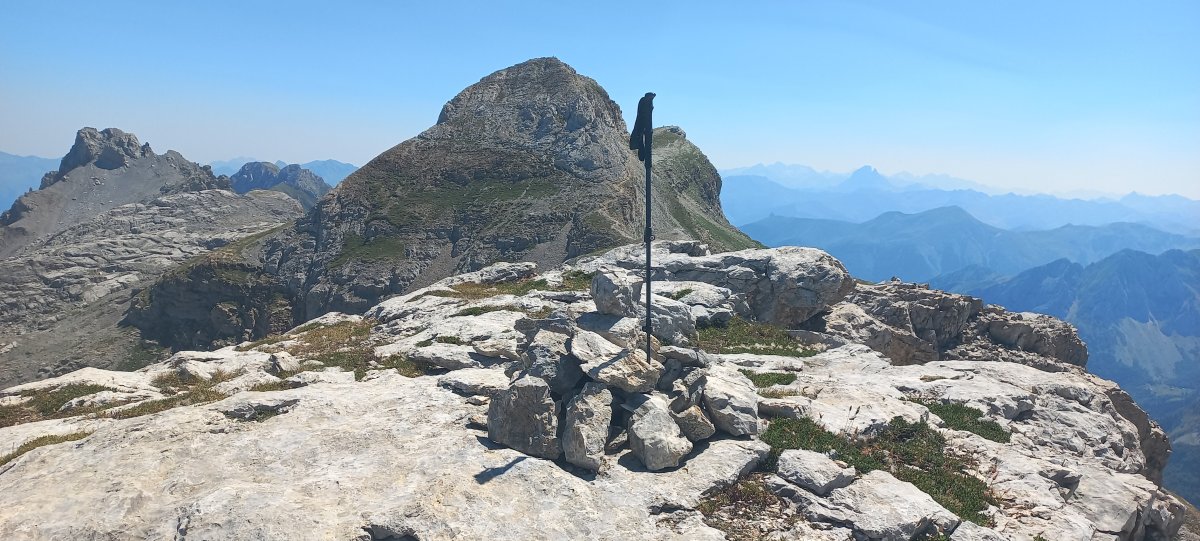 Budogia (2370m) tontorra eta atzean HEM