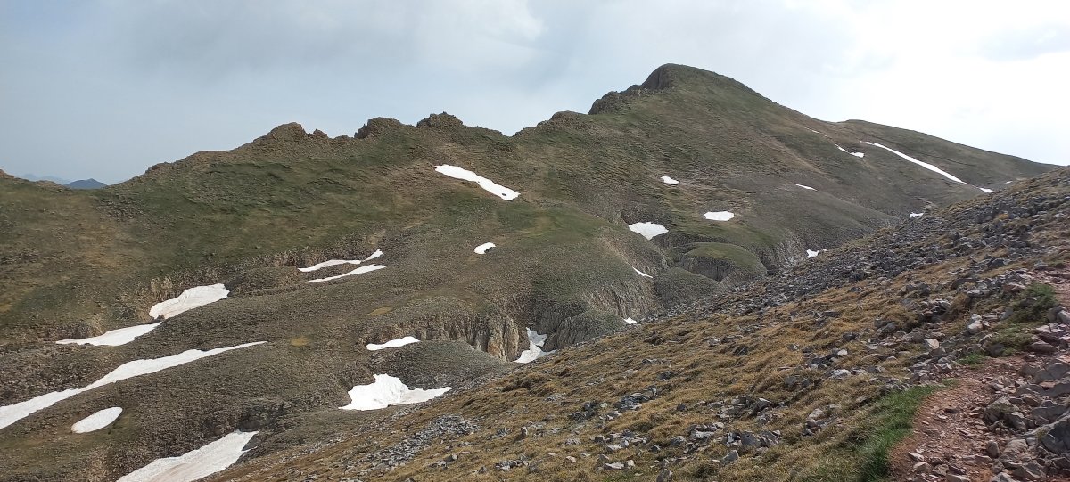 Atxerko Gaztelua (2384m) tontorra lepotik