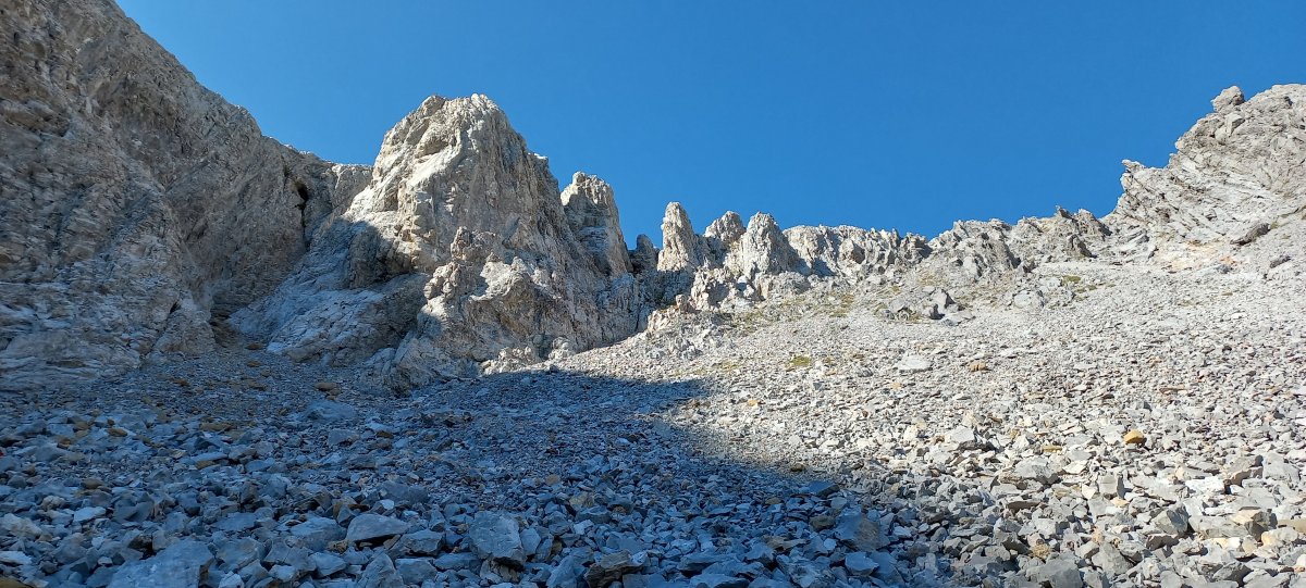 Sabocos (2757m) Peña Roya aldeko lepora igotzen