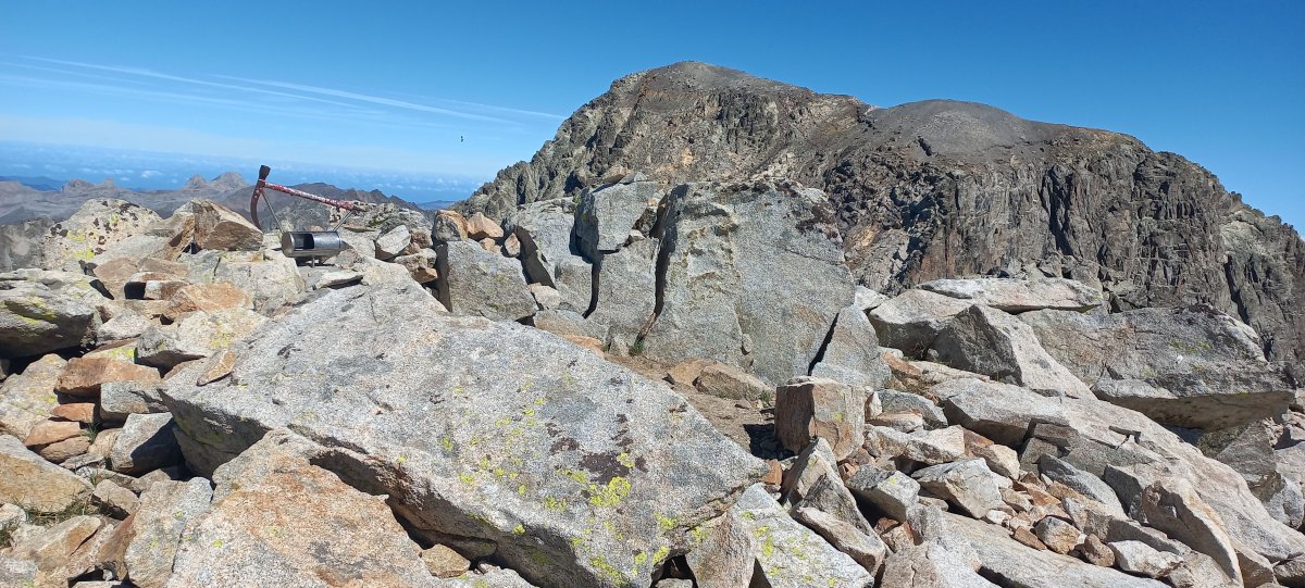 Frondiellas (3071m) tontorra, atzean Balaitus