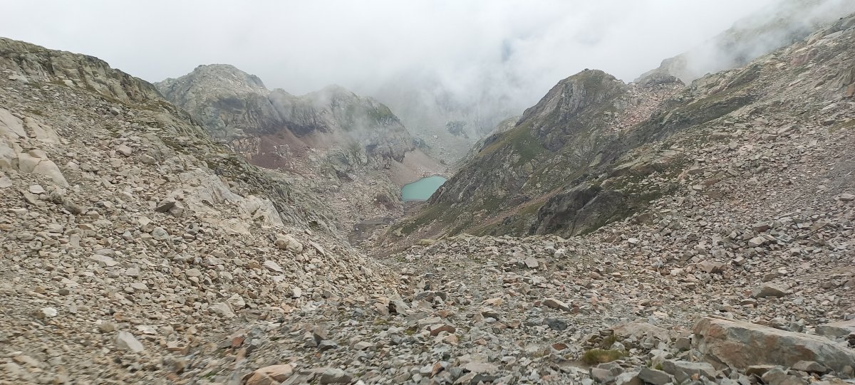 Balaitus (3144m) aintzira izoztutik gora igotzen.