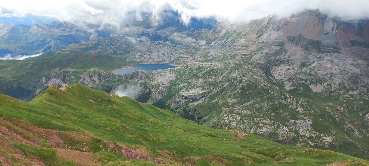Acue (2258m) Estanes aintzira alderako ikuspegia