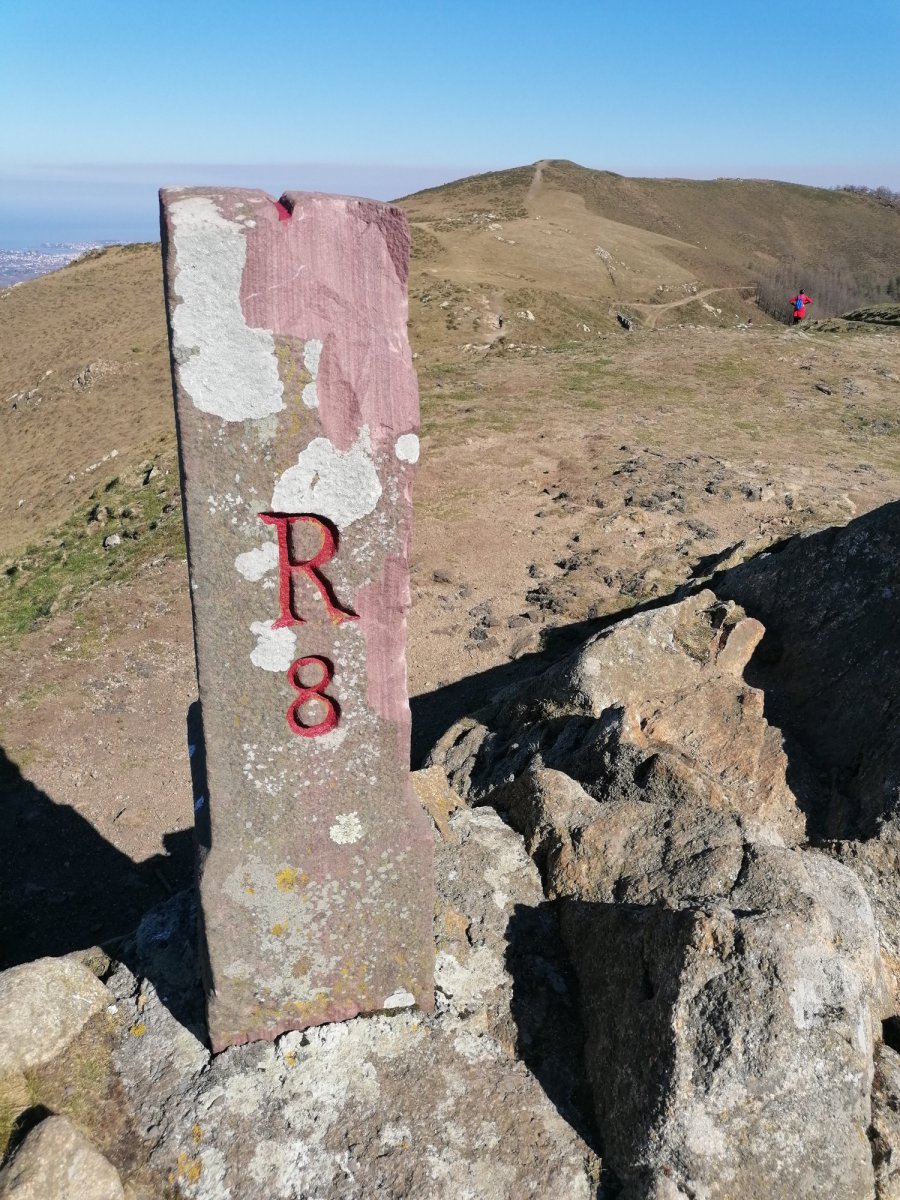 R8 mugarria, Zigorriaga