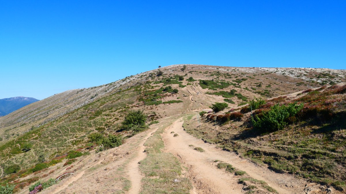 Auztarri hegoaldeko lepotik, 2022ko uda lehorraren ondoren