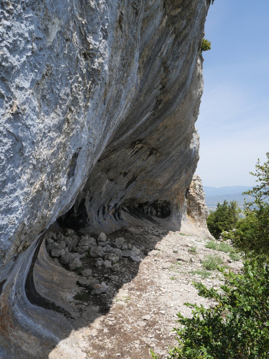 Harpea Romastacako ekialdeko hormaren oinean
