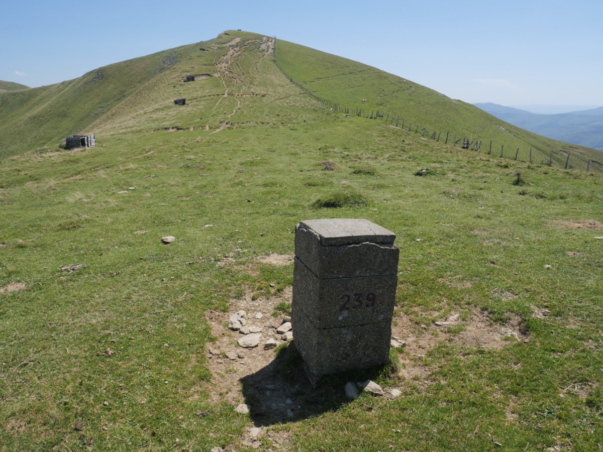 239 mugarria eta Gaztarrigaina mendia