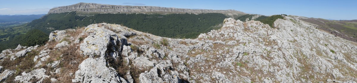 Eskalaborro gailurra Beriain atzean duela