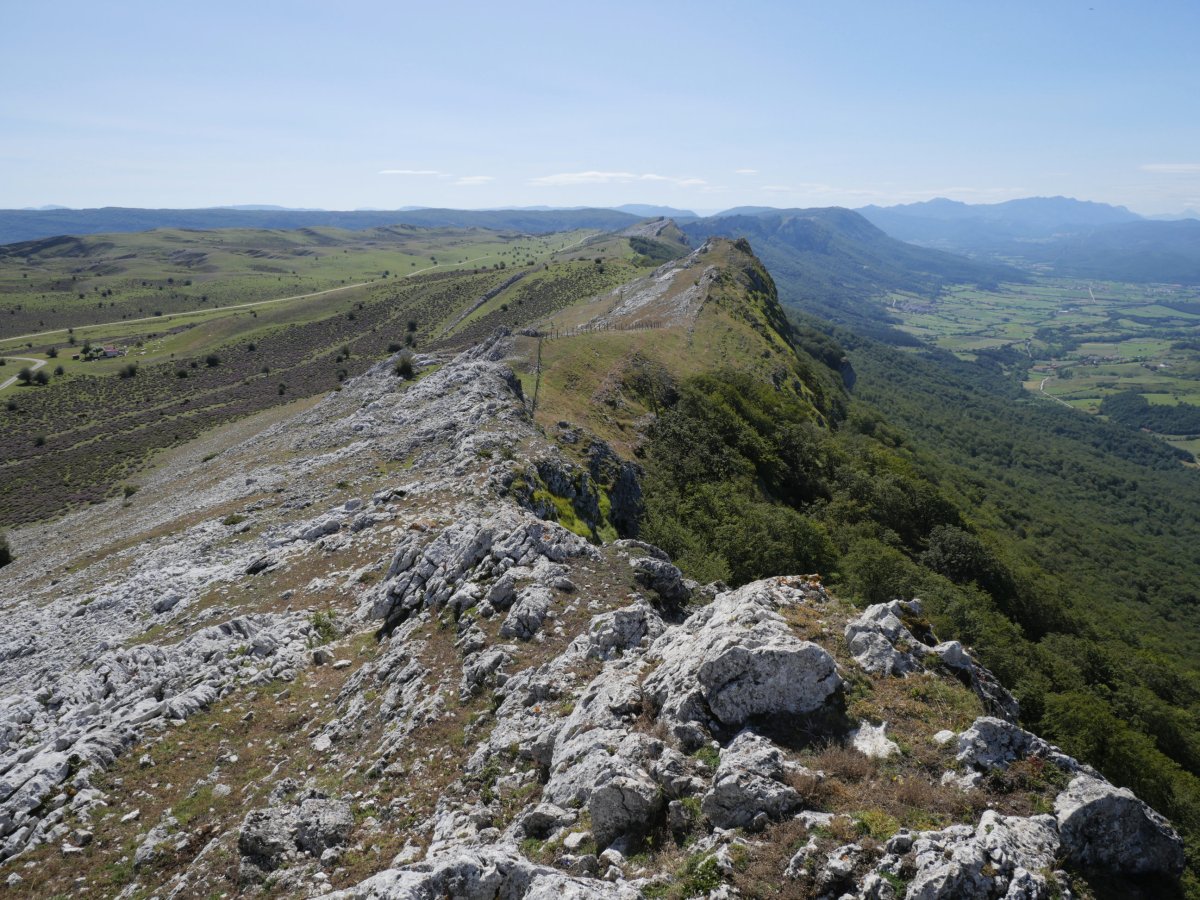 Eskalaborrotik mendebaldera begira: Aitzorrotz